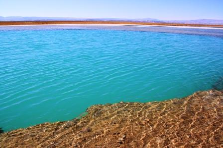 trkise Lagune in weiter Wste